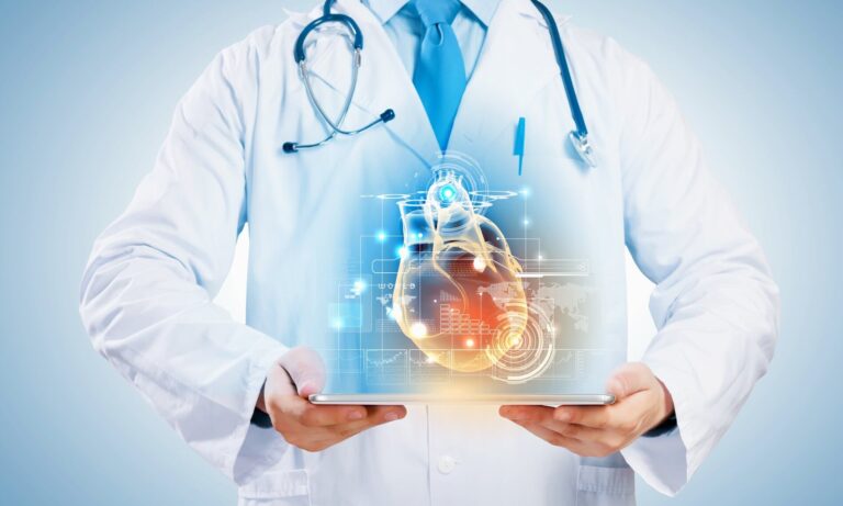 lekarz trzymający w rękach tablet z wizualizacją serca